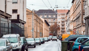 BUDAPEŞTE, SAĞLIK PERSONELLERİ İÇİN ÜCRETSİZ PARK YERİ SAĞLIYOR VE SOSYAL HİZMET UZMANLARI İÇİN DE KORUYUCU MALZEMELER DAĞITIYOR.
